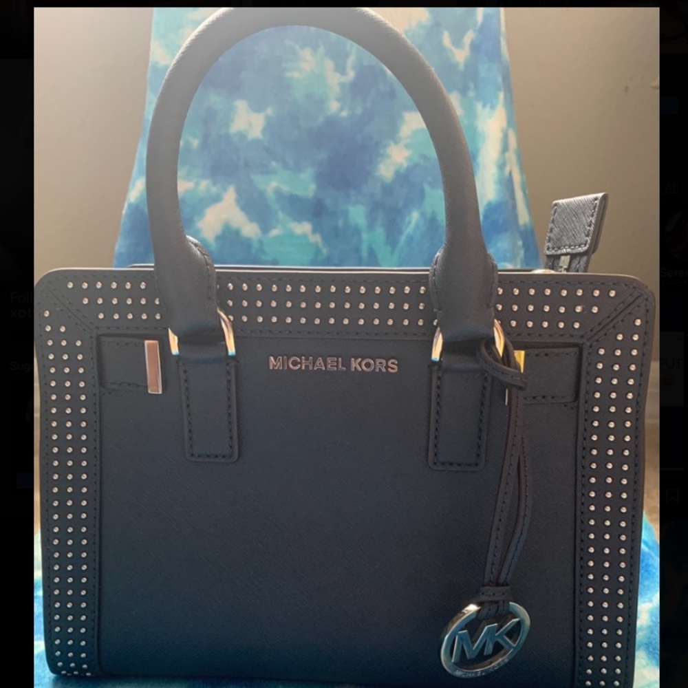 This handbag is in really good shape.